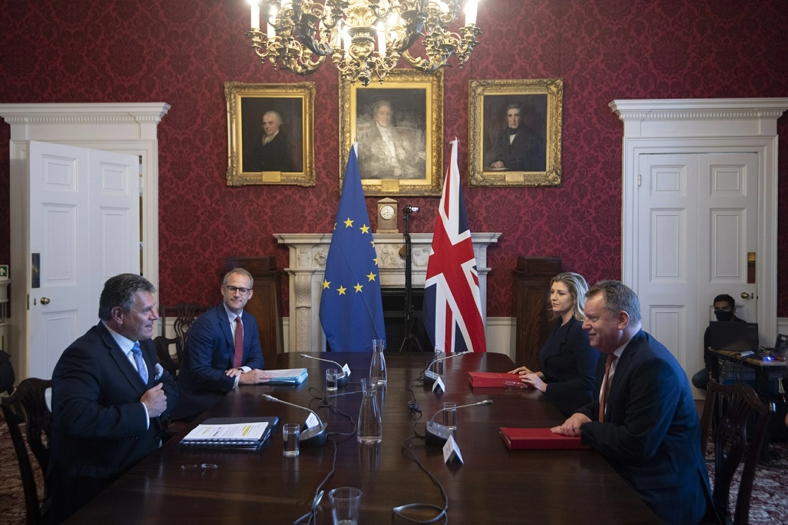 Maros Sefcovic (izquierda), vicepresidente de la Comisión Europea frente a David Frost, ministro británico encargado del Brexit, el 9 de junio de 2021. Foto Ap