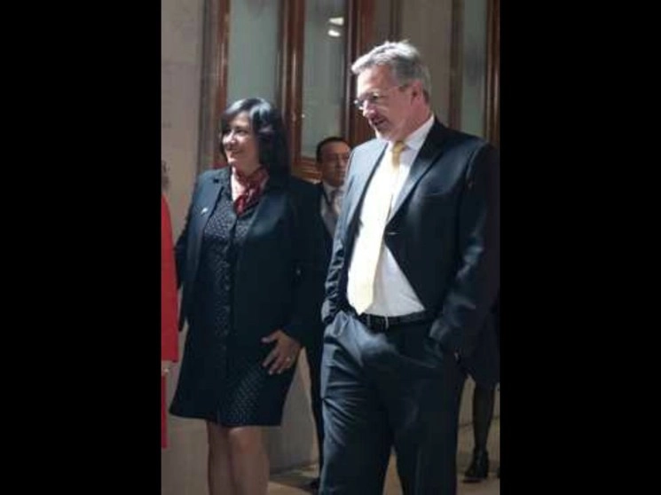 Irma Eréndira Sandoval, secretaria de la Función Pública, y John Ackerman, académico y colaborador de 'La Jornada', en un acto en el Salón del Pleno de la Suprema Corte de Justicia de la Nación. Foto Pablo Ramos / Archivo