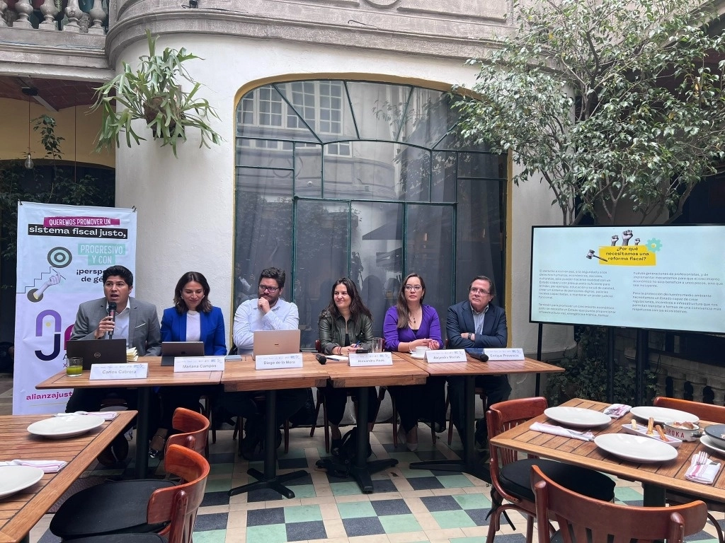 Una reforma fiscal o políticas para mejorar los ingresos de manera progresiva han estado ausentes de la agenda con la que se promueven Claudia Sheinbaum, Xóchitl Gálvez y Jorge Álvarez Máynez, pese a ser un “problema impostergable”, expuso la Alianza por la Justicia Fiscal. Imagen tomada de @ciepmx