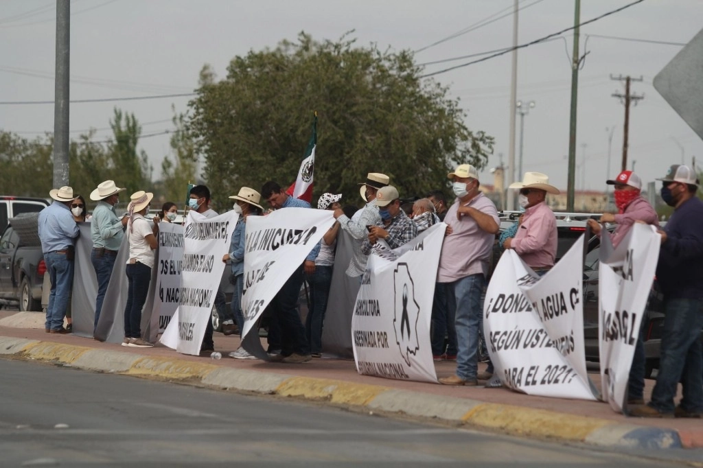 Protesta de agricultores del Valle de Juárez en apoyo a los manifestantes de la presa de la Boquilla por el tratado de aguas con Estados Unidos. Foto Cuartoscuro / Archivo