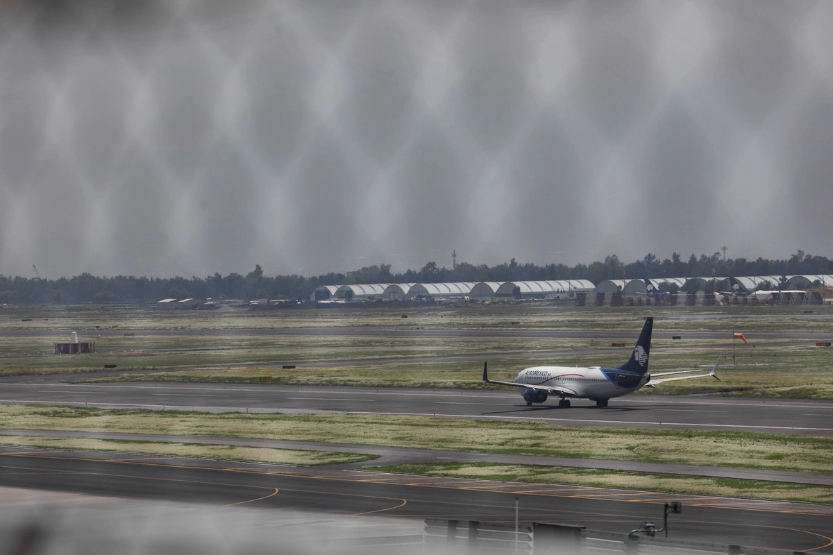 La presidenta Claudia Sheinbaum señaló que regresar los vuelos de carga al AICM imlicaría problemas de seguridad en el aeropuerto capitalino. Foto 