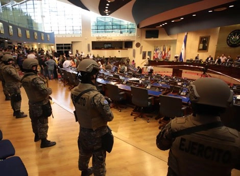 Integrantes de la Policía Nacional Civil y de las fuerzas armadas, junto con diputados oficialistas, ingresaron al recinto para apuntalar una sesión extraordinaria convocada por el mandatario Nayib Bukele. Foto Ap