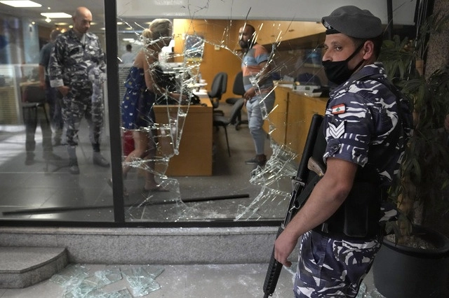 Clientes bancarios se manifestaron con violencia para retirar sus ahorros de las instituciones. Foto Ap