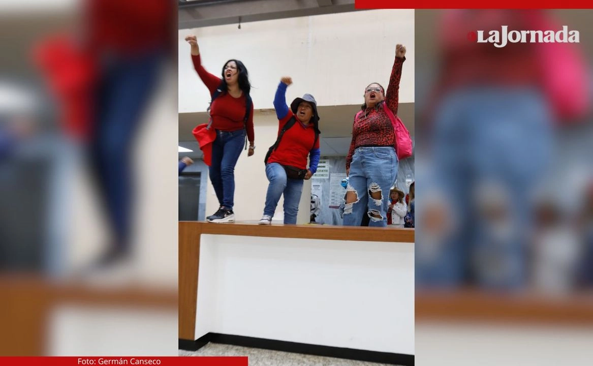 Después de cinco horas de toma pacífica de instalaciones federales, integrantes de las secciones 9, 10, 11 y 60 de la CNTE acordaron con las autoridades capitalinas la reintegración de los salarios que les quitaron por los días de huelga nacional en mayo y junio. 