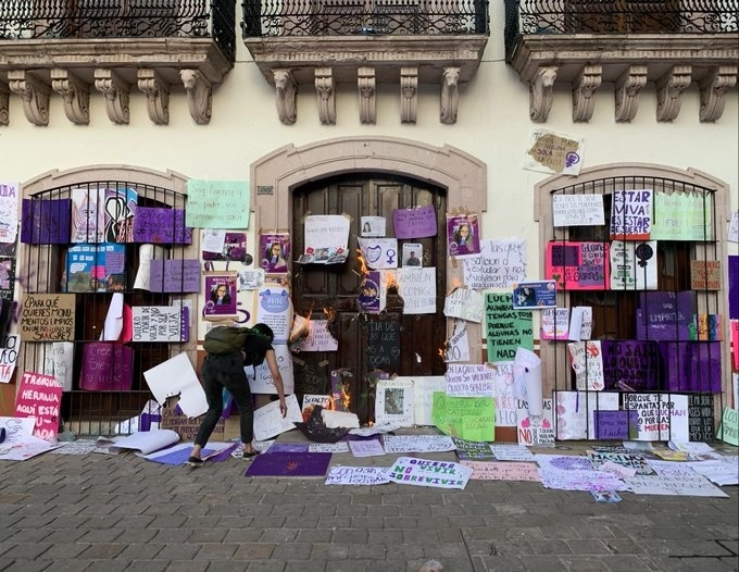 Las mujeres siguen protestando por las detenciones violentas durante la marcha del 8M en la entidad. Foto La Jornada Zacatecas