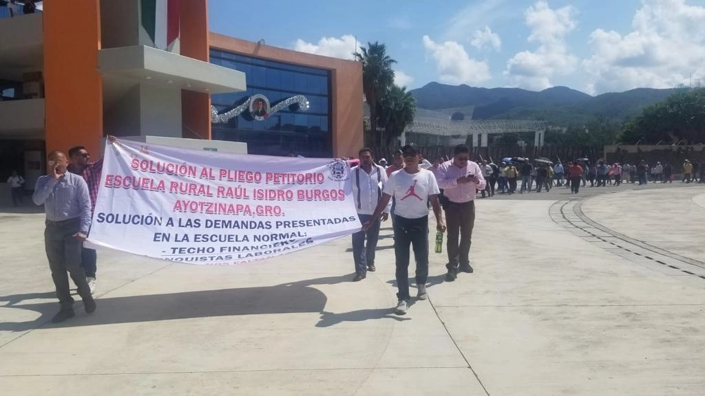 Los profesores solicitaron al gobierno estatal que se respete el techo presupuestal para la Normal de Ayotzinapa, el 28 de septiembre de 2023. Foto Sergio Ocampo Arista