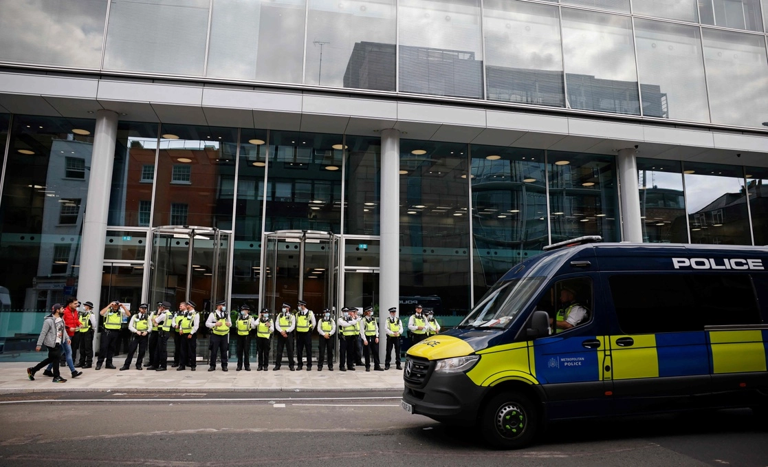 Policías londinenses custodian la sede de ITN, donde se producen los canales de noticias ITV, Channel 4 y Channel 5, tras la irrupción de los manifestantes antivacunas, el 23 de agosto de 2021. Foto Afp