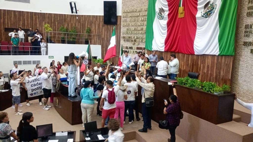 Legisladores decidieron realizar la sesión a pesar de la presencia de los manifestantes y en medio de los gritos y reclamos para que se suspenda.  Foto Rodrigo Medina / La Jornada Maya
