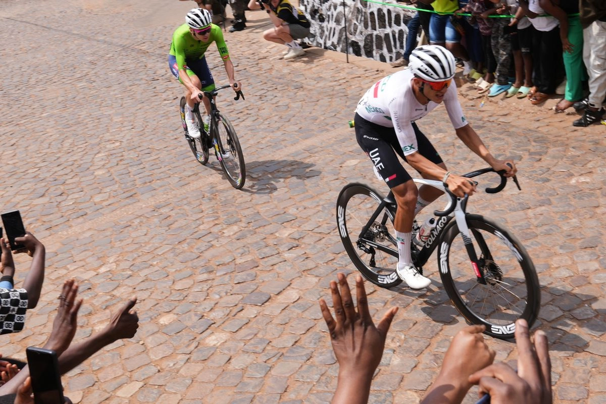 El mexicano Isaac del Toro (de blanco) lidera al esloveno Tadej Pogacar mientras se separan del pelotón durante el Campeonato Mundial de Ciclismo de Ruta en Kigali, Ruanda, el domingo 28 de septiembre de 2025. Foto 