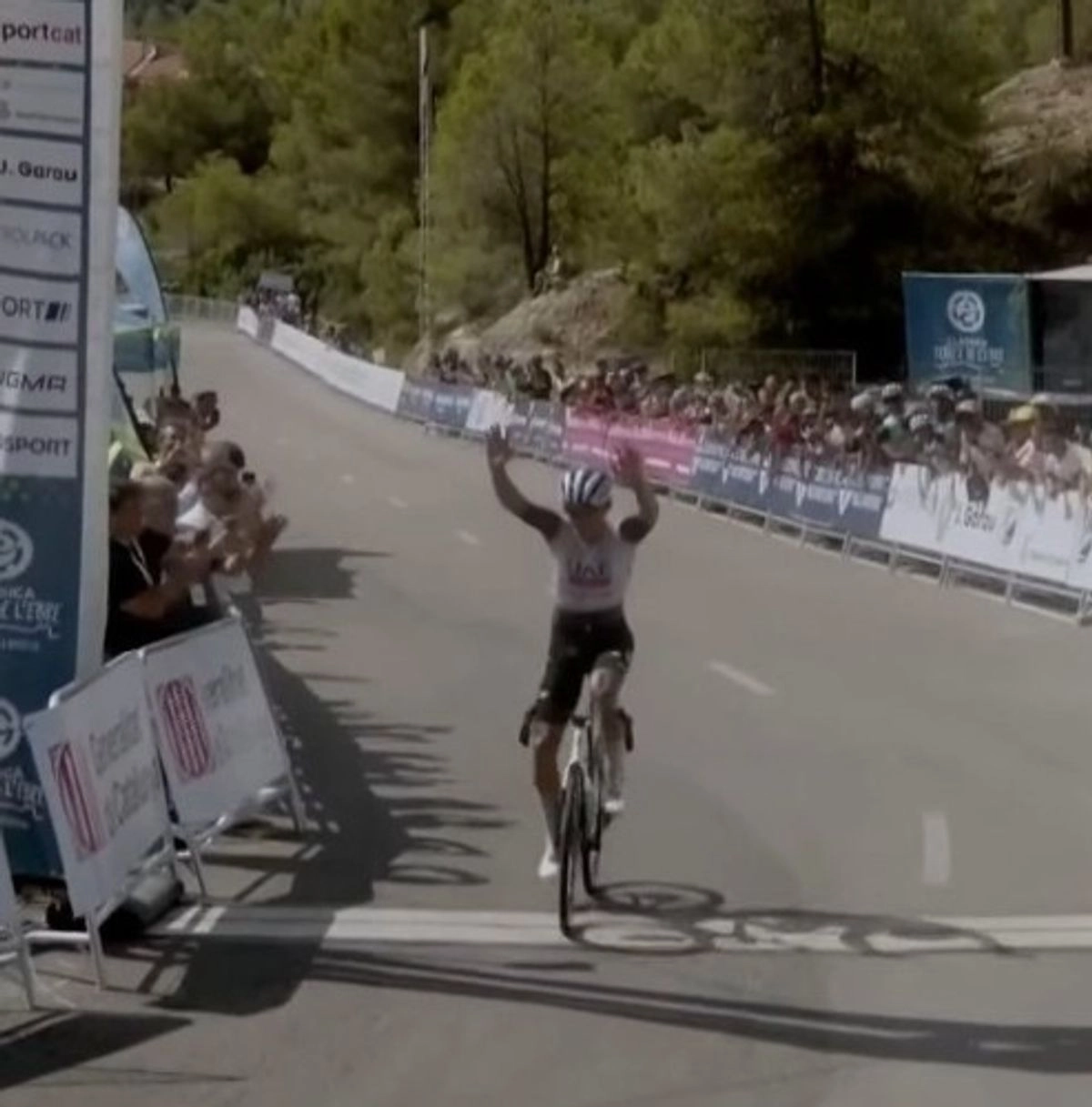 El recorrido, disputado bajo un calor sofocante, fue de 185. 8 kilómetros entre Roquetes y la ascensión final en Tortosa.  