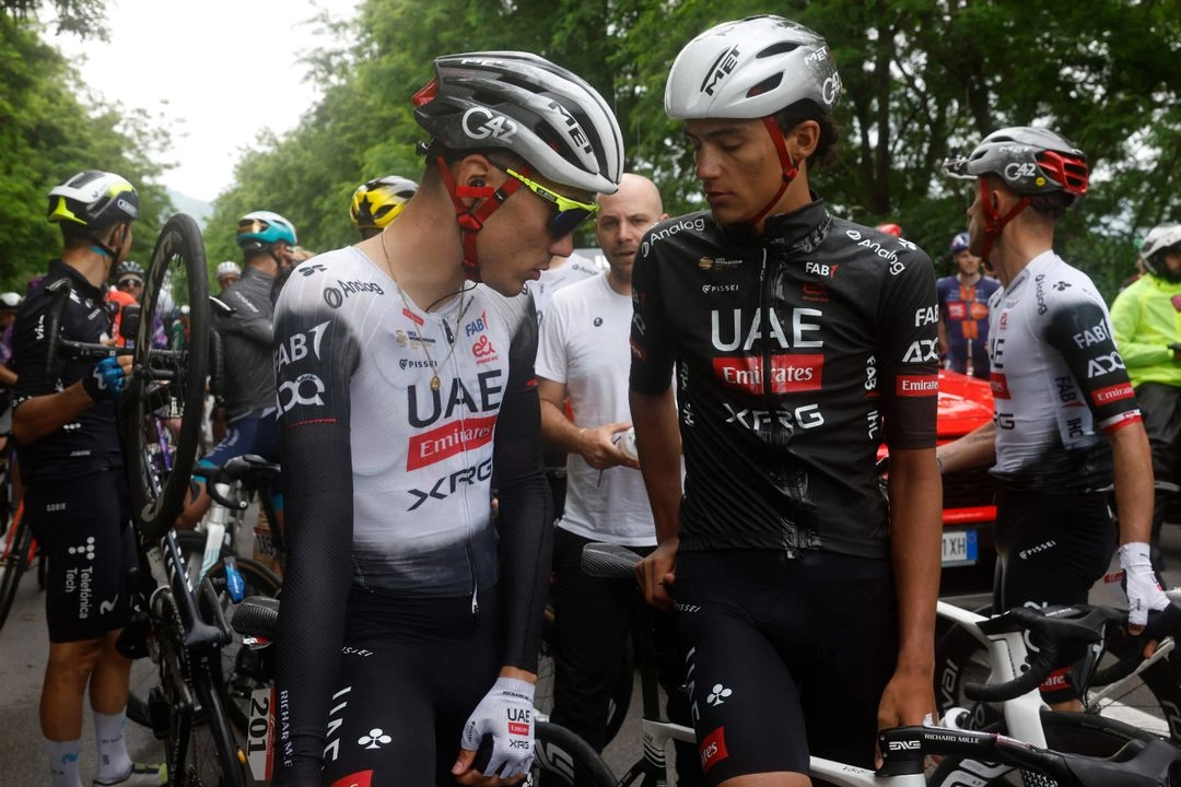 El ciclista español Juan Ayuso (izquierda) del UAE Team Emirates XRG conversa con su compañero de equipo, el mexicano Isaac Del Toro durante la sexta etapa del Giro de Italia, el 15 de mayo de 2025. Foto 