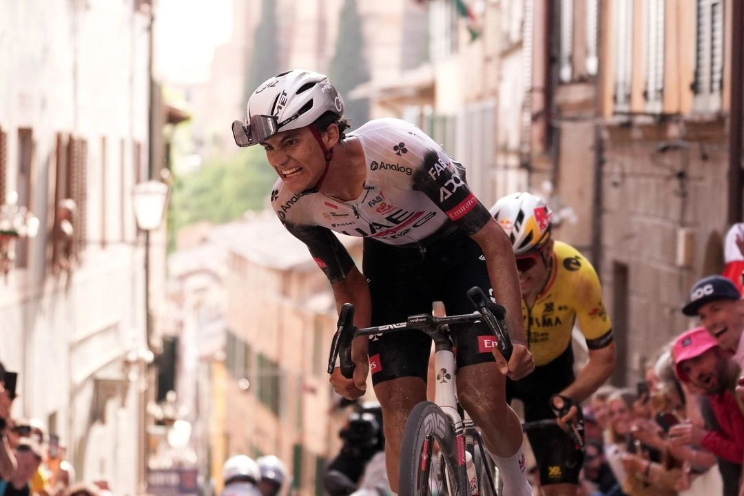 Issac del Toro fue arropado por sus compañeros de equipo para colarse en el 'Top 5' de la primera etapa del Tour de Austria. Foto