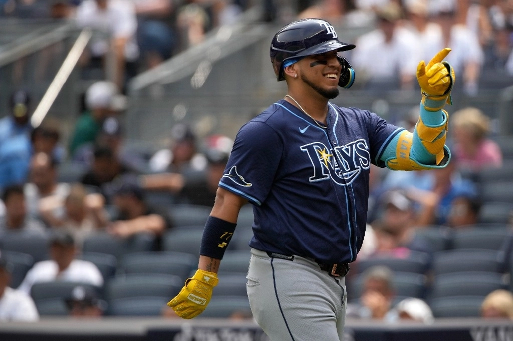 Isaac Paredes, de los Rays de Tampa Bay, celebra después de conectar un jonrón durante la quinta entrada de un partido de béisbol contra los Yanquis de Nueva York, el 20 de julio de 2024, en Nueva York. Foto Ap
