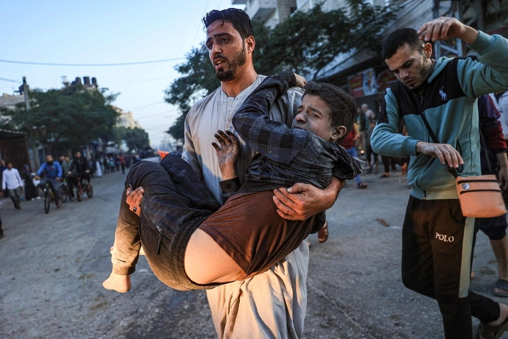 Un niño palestino herido es auxiliado luego de un ataque israelí en Rafah, al sur de Gaza. Foto Afp