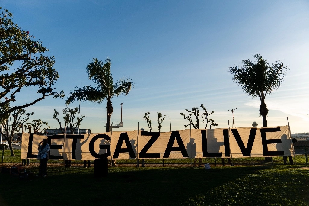 Manifestantes sostienen un cartel que dice "Dejemos vivir a Gaza" Durante una protesta en apoyo de Palestina el viernes 15 de diciembre de 2023 en Los Ángeles. Foto Ap