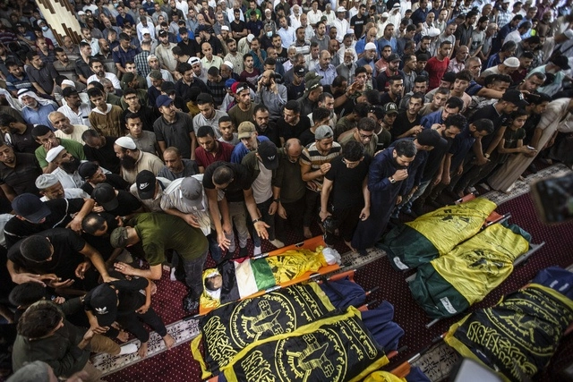 Rezos para los fallecidos palestinos en los enfrentamientos con Israel en la franja de Gaza, en imagen de hoy. Foto Ap 