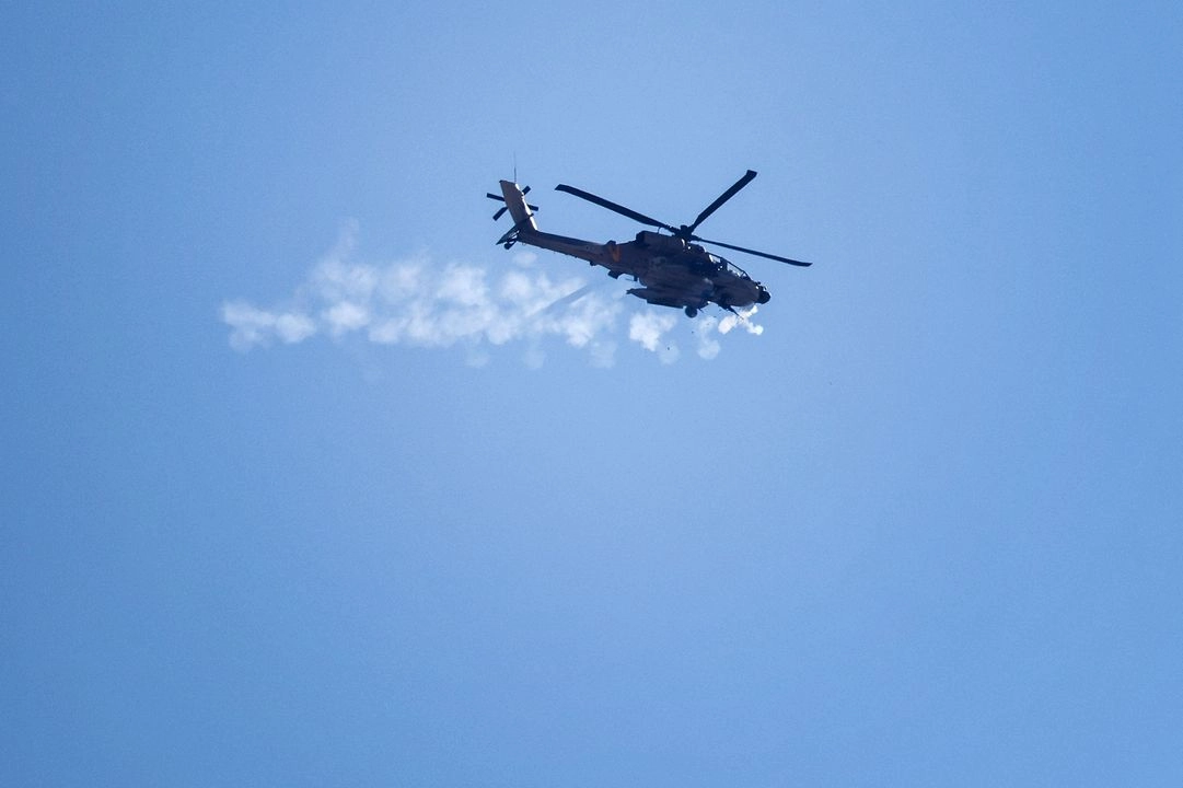 Un helicóptero militar israelí dispara su ametralladora cerca de la frontera norte de Israel con la franja de Gaza el 29 de mayo de 2025. Foto  