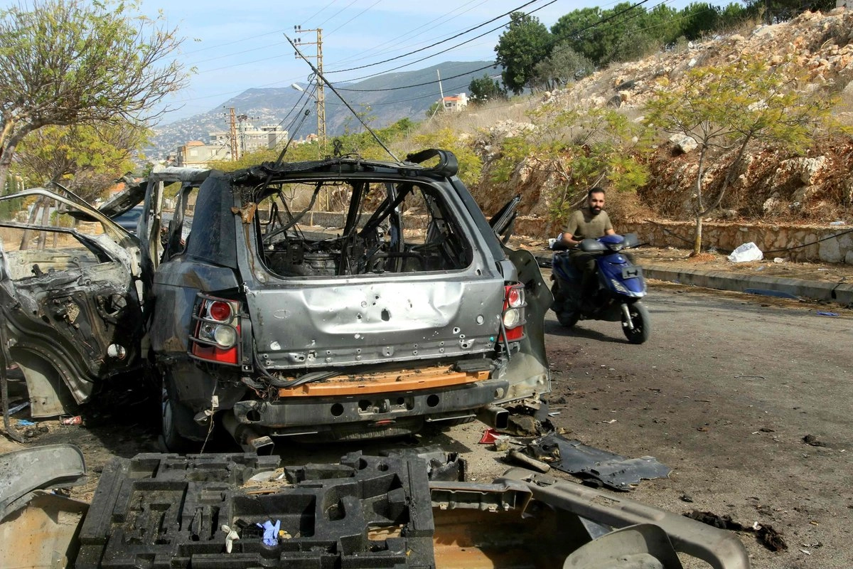 Automovil impactado por Israel en el Líbano; el ataque dejo cuatro muertos, integrantes de un grupo de élito de Hezbollah, según lo informó el gobierno israelí. Foto 
