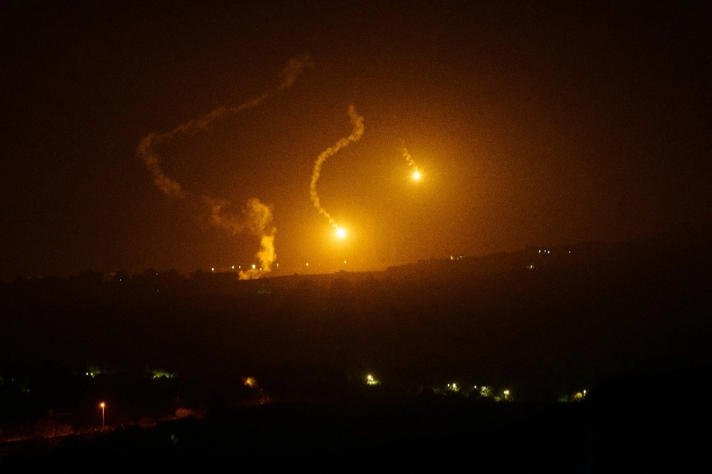 Las bengalas israelíes descienden hacia el sur del Líbano, vistas desde el norte de Israel, el 5 de octubre de 2024. Foto Xinhua