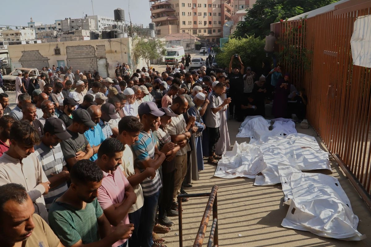 Palestinos rezan sobre los cuerpos de las personas que murieron en un ataque aéreo israelí, durante su funeral frente al Hospital Nasser, en Khan Younis, en el sur de la Franja de Gaza, el 19 de agosto de 2025.