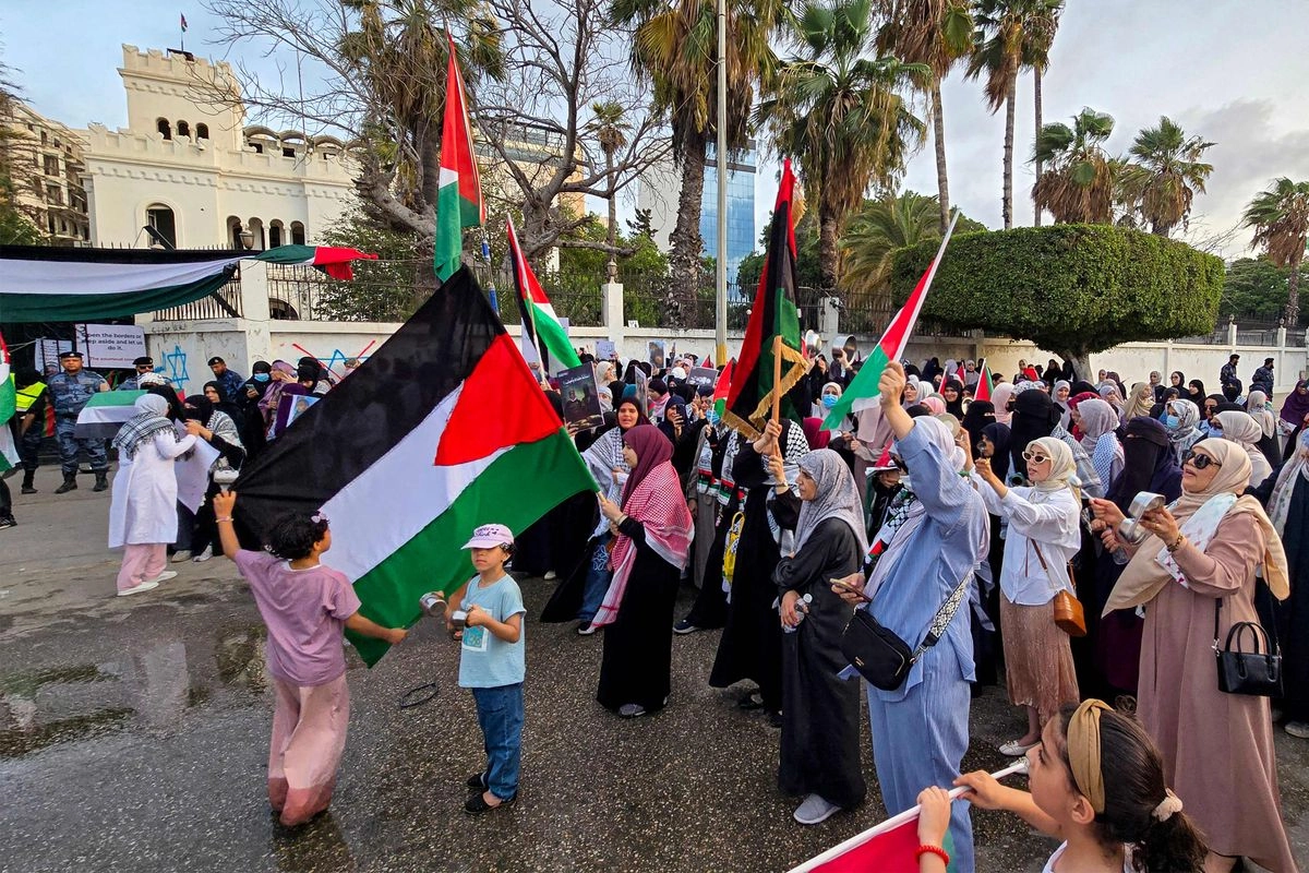 Manifestantes se congregaron frente a la sede de la embajada de Egipto en Trípoli, capital de Libia, el 26 de julio de 2025, exigiendo la apertura del paso fronterizo de Rafah entre Egipto y la Franja de Gaza para permitir la entrada de ayuda humanitaria al territorio palestino en medio de la guerra en curso entre Israel y Hamás.  Foto 