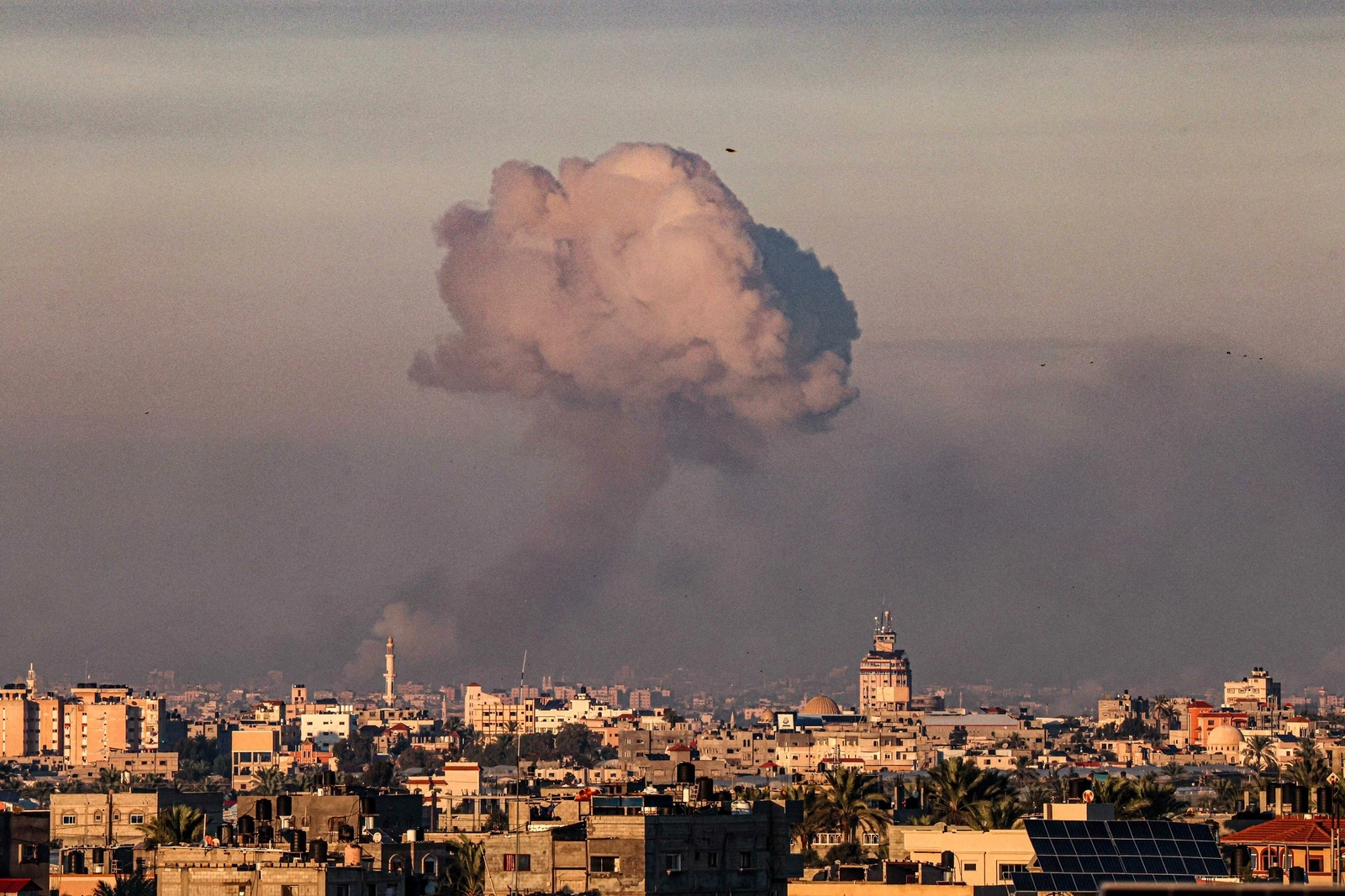Tras un ataque aéreo israelí en Khan Yunis, al sur de la franja de Gaza, el 16 de noviembre de 2023. Foto Afp 