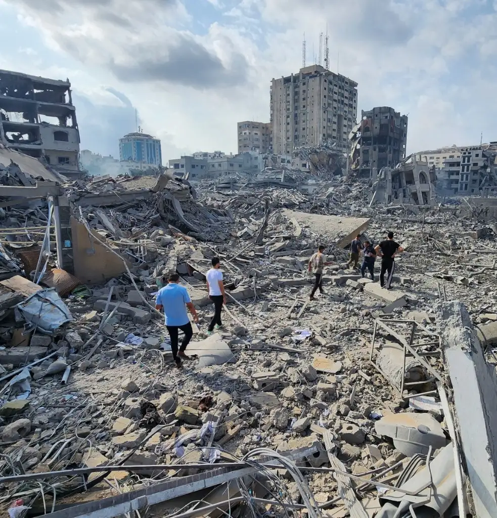 Cientos de inmuebles fueron reducidos a escombros en la Franja de Gaza por los bombardeos nocturnos de Israel, en represalia al ataque de milicianos de Hamas. El puerto marítimo de la localidad palestina también fue blanco de la ofensiva. Foto Ap