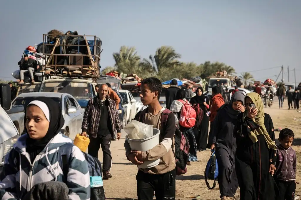 Decenas de familias palestinas huyen de Jan Yunis, la principal ciudad en el sur de Gaza, para dirigirse hacia Rafá ante los intensos bombardeos de las fuerzas israelíes y los combates más sangrientos. Foto Afp



