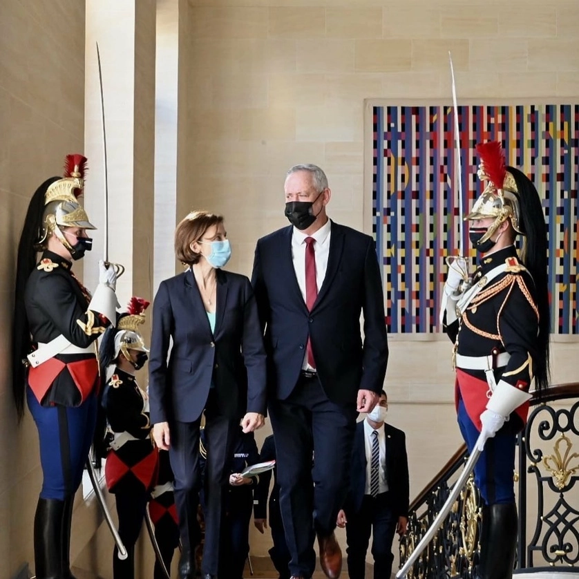 Benny Gantz, ministro de Defensa de Israel y su homóloga francesa, Florence Parly, durante una reunión este miércoles. Foto tomada de la cuenta @gantzbe