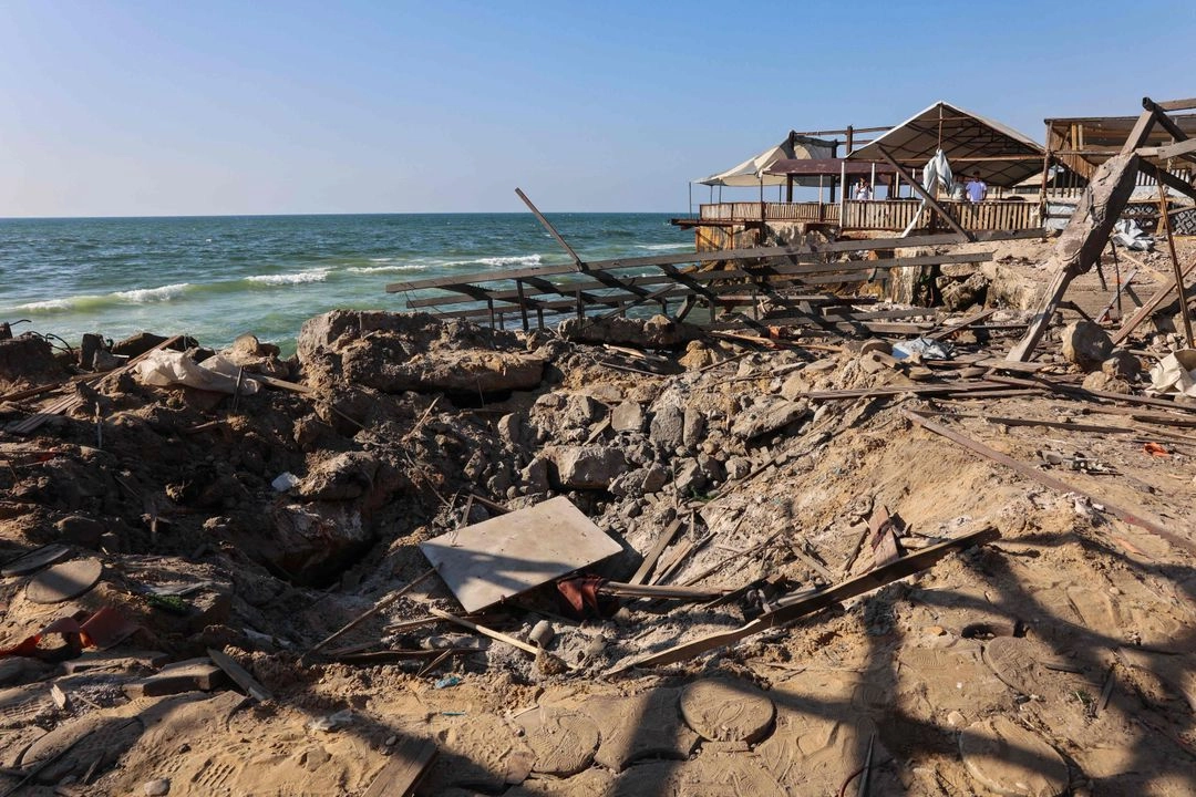  El café Al Baqa quedó devastado por un ataque israelí en el paseo marítimo de la ciudad de Gaza. El lugar era para muchos el único sitio con luz e Internet.