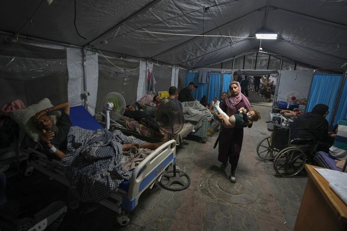 Los hospitales de Gaza están a punto de apagar las incubadoras por la falta de combustible, esto ocasionará la muerte de recién nacidos en los próximos días, advierten médicos locales. En la imagen, el nosocomio de Shifa. Foto 
