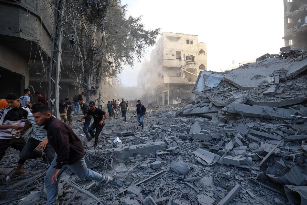 na de las calles de la localidad de Bureij, en el centro de Gaza, al momento de la caída de bombas desde aviones de las Fuerzas de Defensa de Israel.