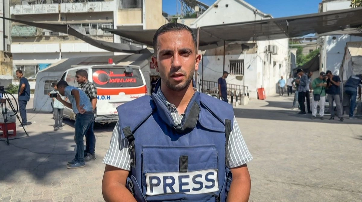 El periodista palestino Anas al Sharif falleció junto con cuatro colegas de la cadena Al Jazeera luego de que Israel bombardeó su carpa, debidamente señalada como ocupada por miembros de la prensa. Mientras, la cantidad de muertos en la franja llegó a 61 mil 258 y la de decesos por desnutrición se elevó a 217, incluidos los de 100 menores. En la sesión de emergencia ayer en la ONU, Estados Unidos justificó que Tel Aviv tiene derecho a decidir lo necesario para su seguridad. 