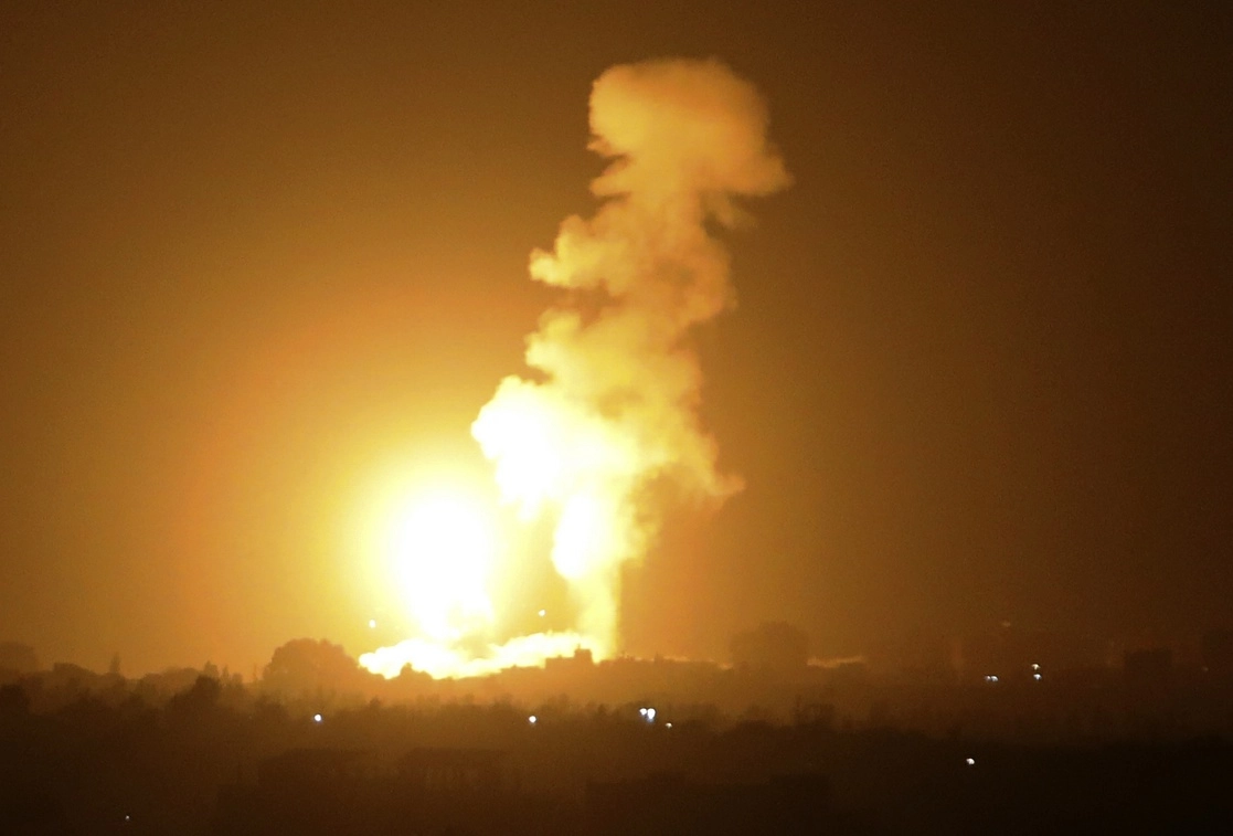 
Una bola de fuego se eleva tras un ataque aéreo en Khan Yunis, en el sur de la Franja de Gaza. Foto Afp