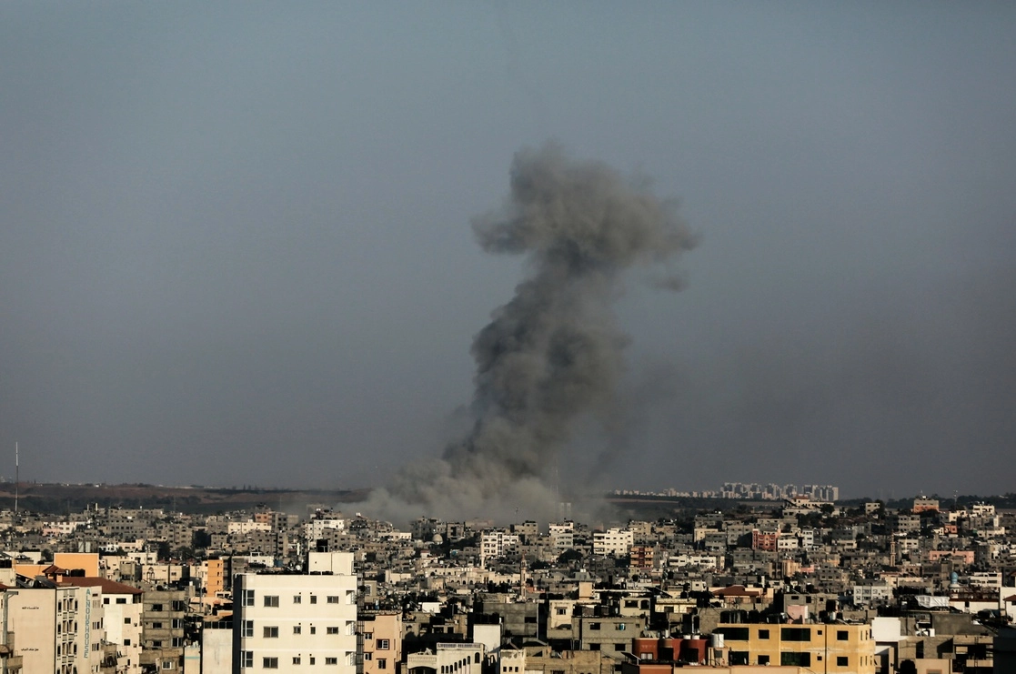 El humo se eleva después del ataque aéreo israelí en la ciudad de Gaza el 7 de agosto de 2022. Foto Ap