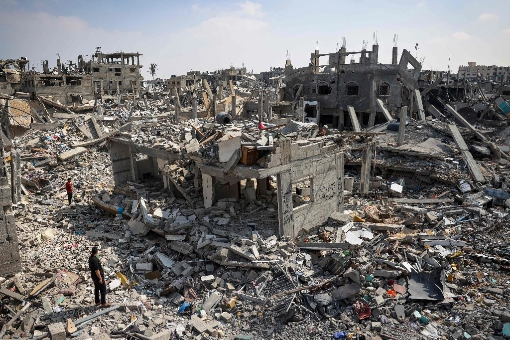 Escombros de los edificios destruidos durante el bombardeo israelí en Khan Yunis, en la Franja de Gaza, el 16 de abril de 2024. Foto Afp 