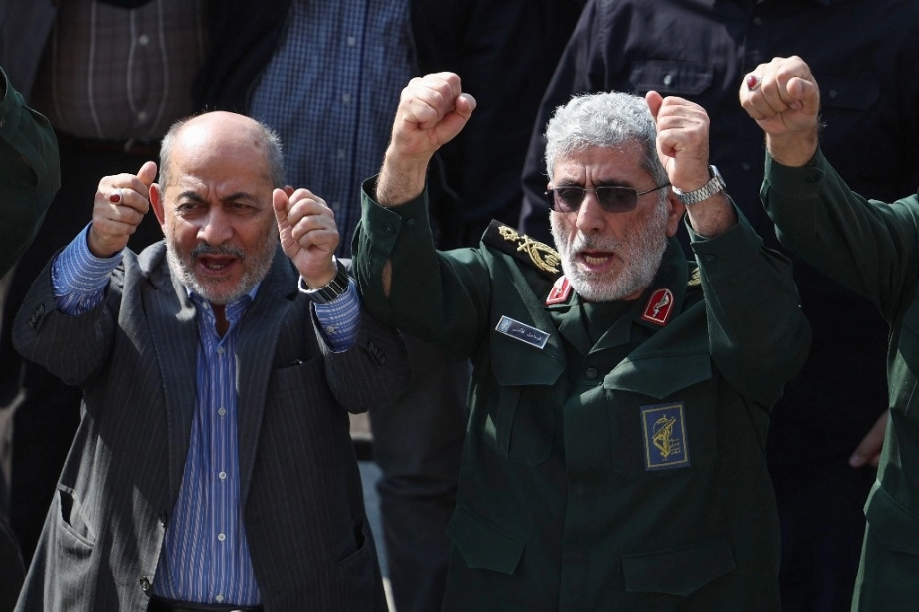 El jefe de la Guardia Revolucionaria Islámica, Esmail Quaani (derecha), durante el funeral del comandante de esa corporación, Abbas Nilforushan, efectuado en Teherán. Quaani reapareció en público luego de semanas de ausencia. Foto Afp 