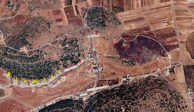 El análisis inicial de las imágenes satelitales muestra los edificios y las áreas marcadas en rojo que sufrieron graves daños debido a los ataques aéreos cerca de Masyaf, en Siria. Imagen tomada de la cuenta en Twitter https://twitter.com/AuroraIntel