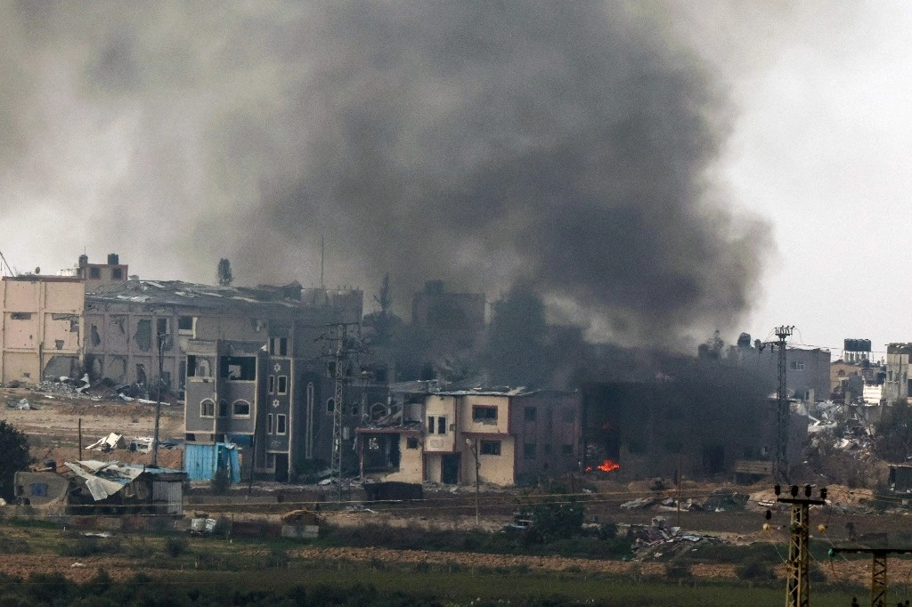 Imagen tomada desde el sur de Israel, en la frontera de la franja de Gaza, después de un bombardeo sobre el territorio palestino, el 27 de diciembre de 2023. Foto Afp 