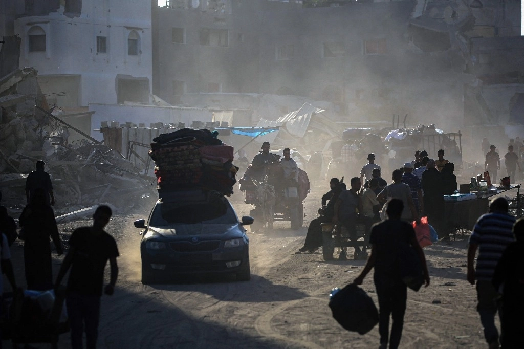 Los palestinos desplazados de zonas del este de Khan Yunis, huyen después de que el ejército israelí emitiera una nueva orden de evacuación para partes de la ciudad y Rafah, en el sur de la Franja de Gaza, el 2 de julio de 2024. Foto Afp 