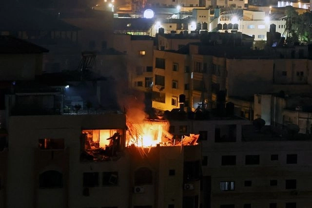 ncendio en un apartamento tras una explosión en la ciudad de Gaza, Territorios Palestinos. Foto Afp