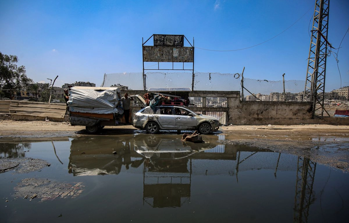 Palestinos huyen hacia el sur de la Franja de Gaza el 22 de agosto de 2025. 