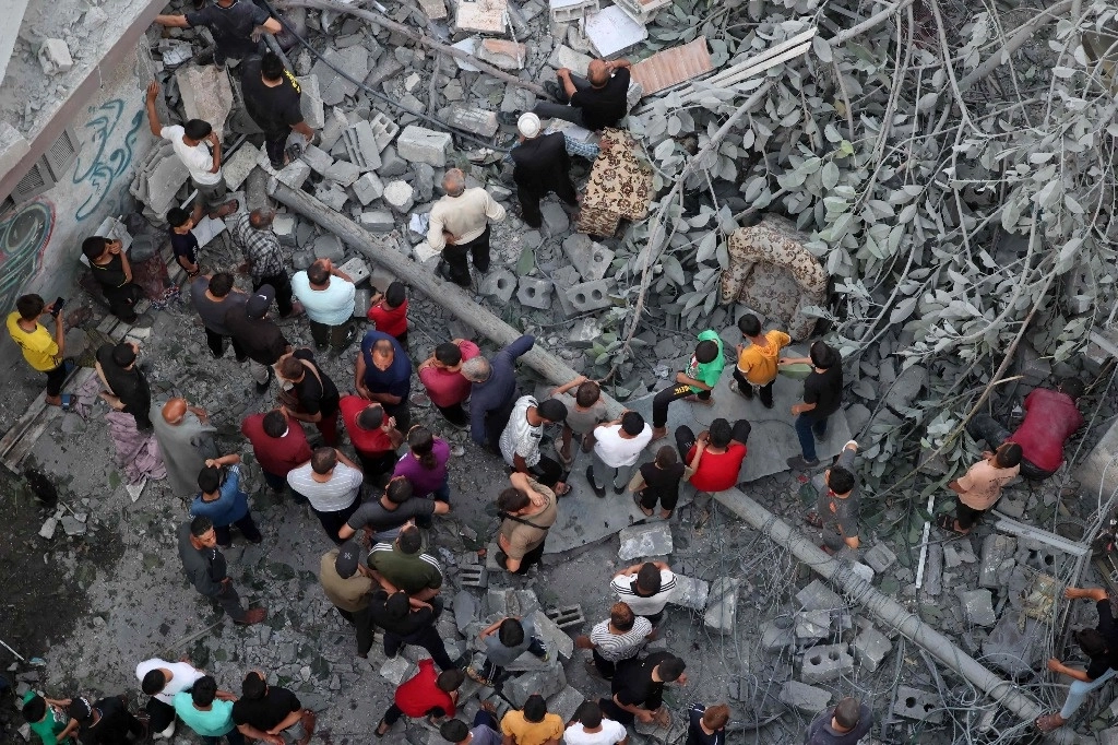 Los palestinos buscan sobrevivientes en el lugar de un ataque israelí en el barrio de Al-Daraj en la ciudad de Gaza el 24 de mayo de 2024. Foto Afp