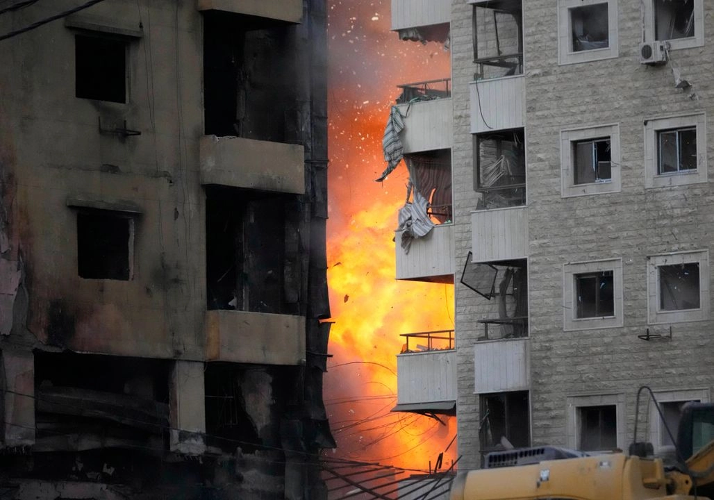 Edificios en llamas tras ataques aéreos israelíes suburbios del sur de Beirut, Líbano, el domingo 27 de abril de 2025. Foto 