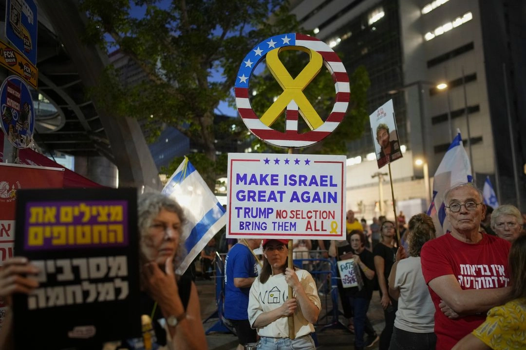 Personas participan en una protesta exigiendo el fin de la guerra y la liberación inmediata de los rehenes retenidos por Hamás en la Franja de Gaza, y contra el gobierno del primer ministro Benjamin Netanyahu en Tel Aviv, Israel. Foto