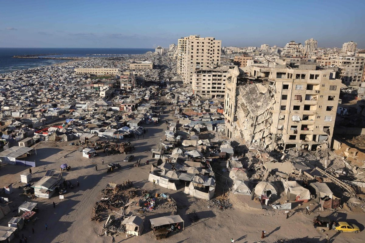 Tiendas de campaña que albergan a palestinos desplazados en la ciudad de Gaza el 1 de septiembre de 2025.