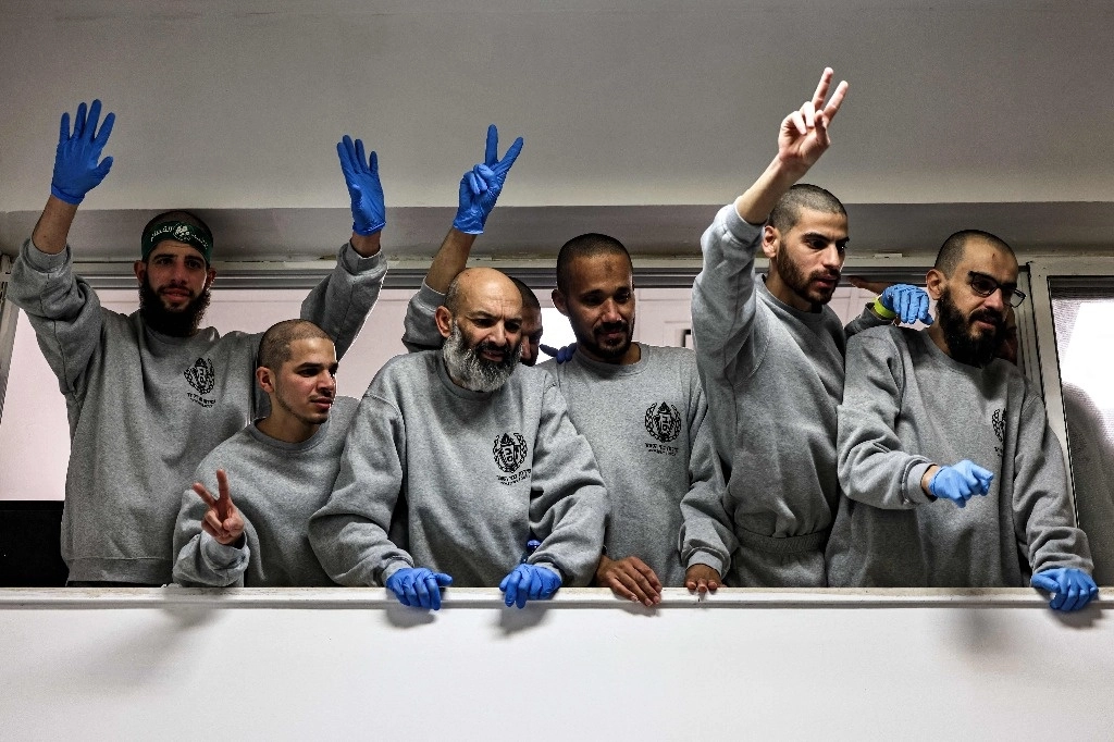 El Servicio Penitenciario de Israel anunció la finalización del procedimiento de excarcelación de los 200 prisioneros palestinos a cambio de la puesta en libertad de cuatro militares israelíes secuestradas desde el comienzo del conflicto en Gaza. La imagen, del 25 de enero de 2025. Foto Afp