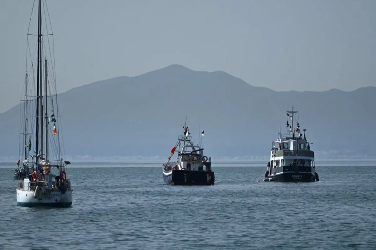 Barcos forman parte de la Flotilla Global Sumud, frente a la costa de la aldea de Sidi Bou Said.