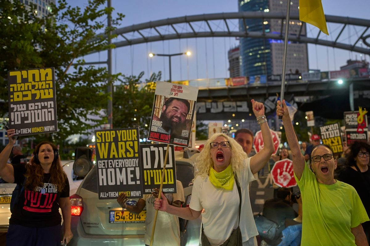 Partidarios de los rehenes israelíes retenidos en la Franja de Gaza asisten a una manifestación para exigir su liberación del cautiverio de Hamás y el fin de la guerra, en Tel Aviv, Israel, el martes 19 de agosto de 2025. 