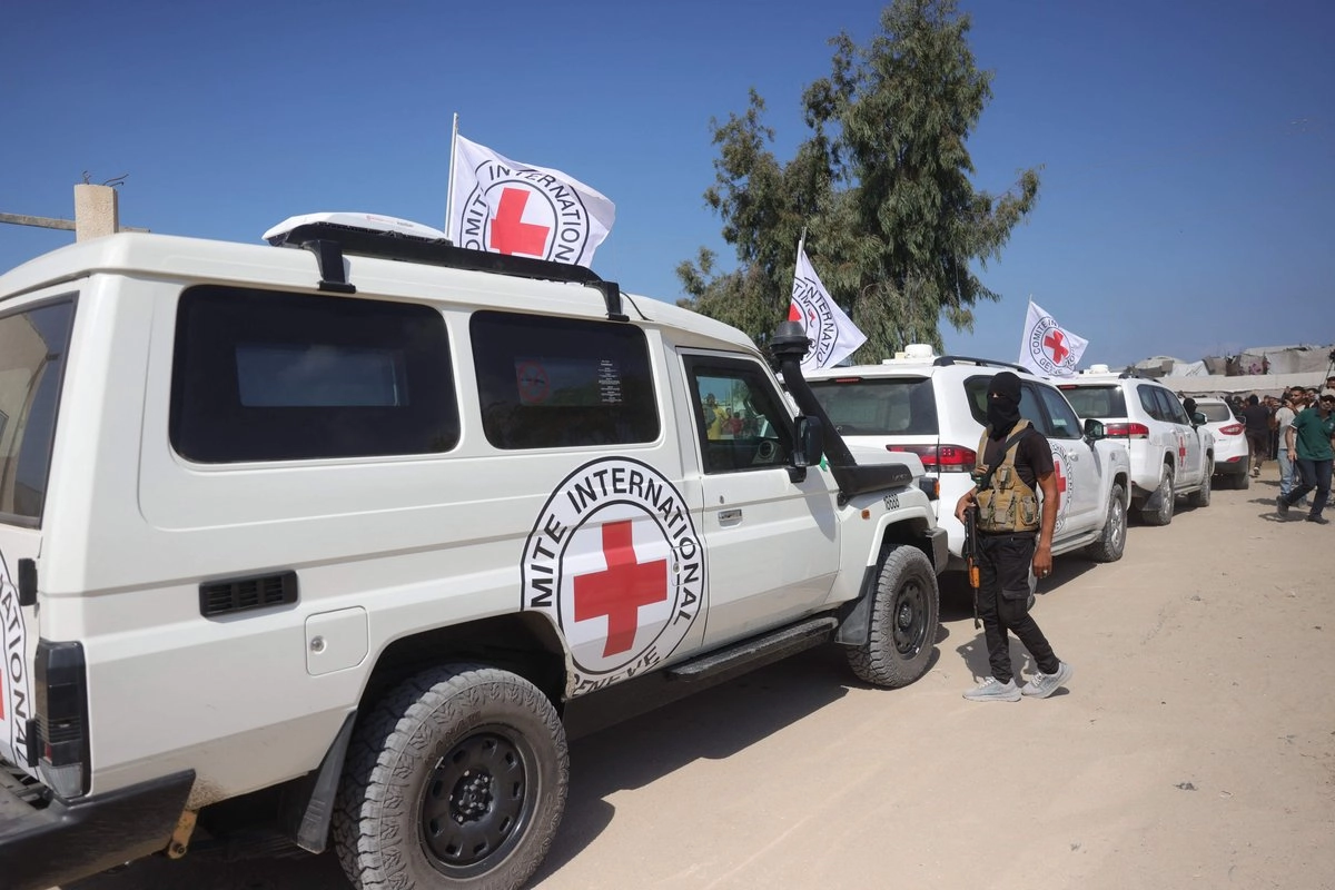 Las autoridades israelíes tienen previsto celebrar una breve ceremonia presidida por un rabino militar una vez que inspeccionen los cuatro ataúdes. "Hamas debe respetar el acuerdo y tomar las medidas necesarias para devolver a todos los rehenes fallecidos", señaló en un comunicado en el que se refiere a los 24 cuerpos de israelíes que seguirán en el territorio gazatí. Foto 